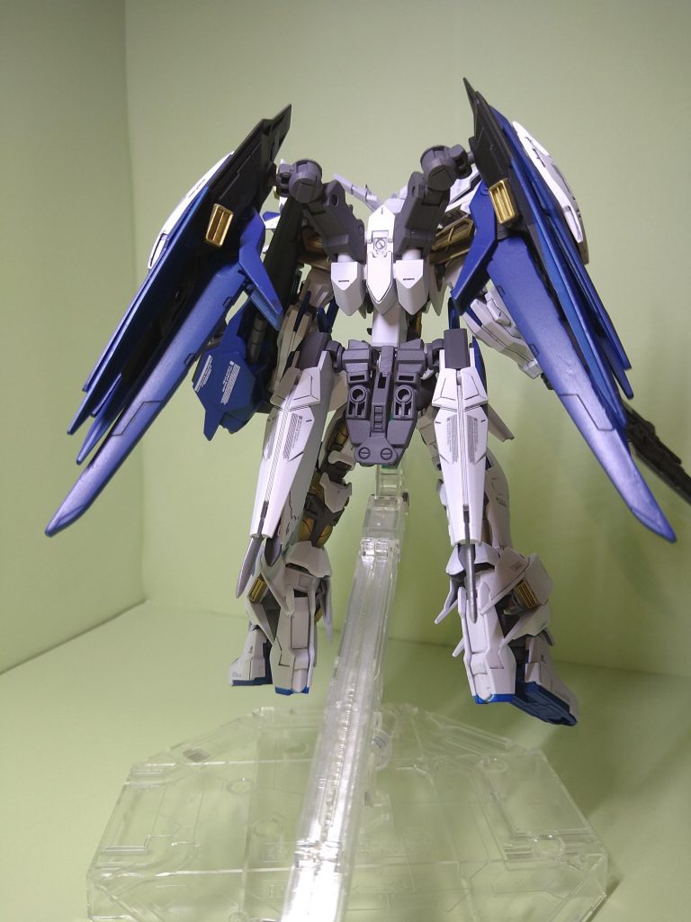 バックショットです。足の内部フレームむき出ししたかったのでダブルリベイクを基部にしました。バックパックは過去のミキシングの残りで作成。稼働根本をグレイズの肩フレームにしたのでバックパックにかなり表情つけられるようにしました。