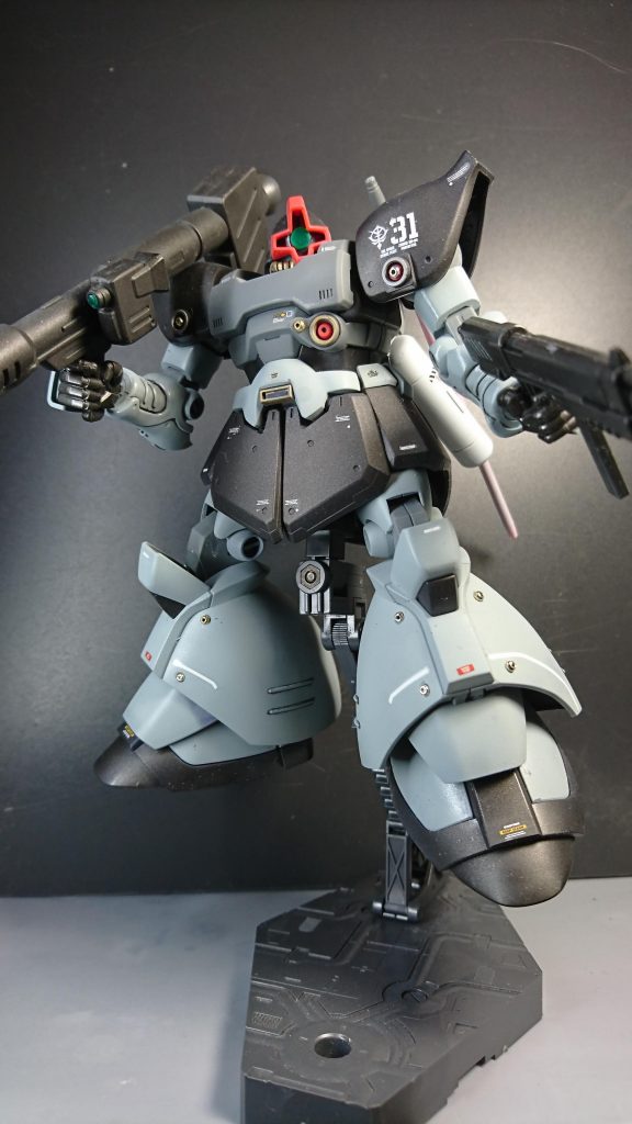 アクションポーズ。余り動きませんが、アクションベースにて浮遊状態にて誤魔化します。バズーカのマガジンにばっちり合わせ目消し忘れが目立ちます。バズーカのセンサーも一応クリアーパーツ貼り付けてます。御覧頂きありがとうございました。