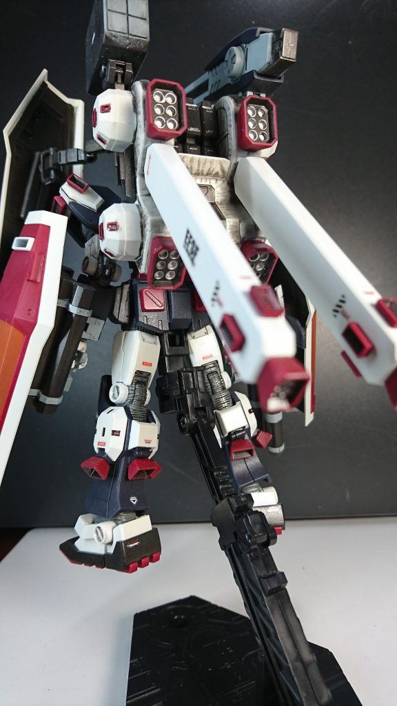 今回はバーニアの塗り分けまでしてみました。スプレー、ガンダムマーカー、つまようじとチマチマと塗りましたが、小さなバーニアはムラムラです。この様な箇所の緻密な塗装は苦手です。