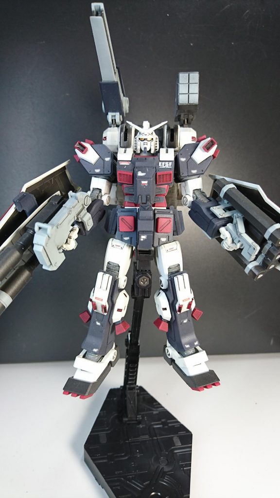 シールド2枚バージョンです。キット付属の塗り分けシールは全て剥がして塗装しました。腰アーマーの上部の塗り分け忘れてます。