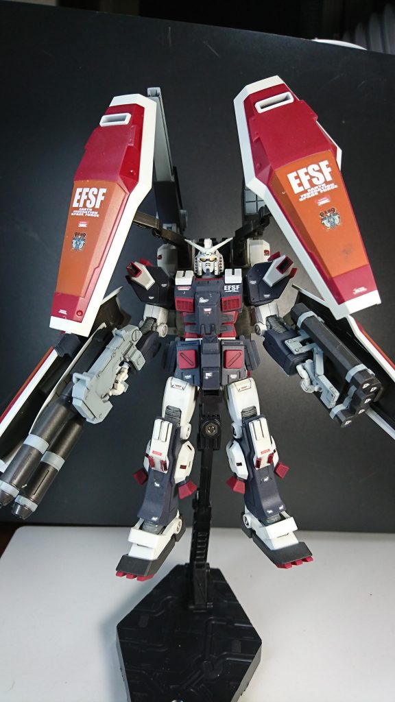 シールド4枚のフル装備仕様。シールド裏のマスキングが大変でした。またEFSFのデカールが2枚しかなかったので撮影方向に応じてシールドは組み合わせてます。