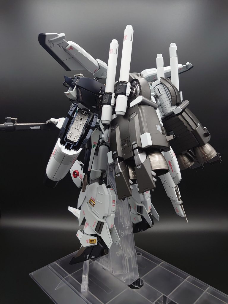 バックパックのつや消し黒鉄色の隙間にちらっと見えるメタリックカラーが良い感じになったかなと思っています最後まで見ていただきありがとうございました