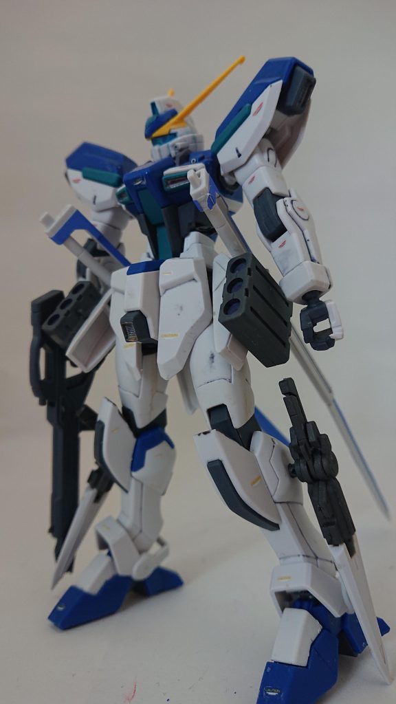 両腰の実体剣はHGCEソードインパルス、ロケット砲はオリジンザクⅡのバズーカ弾ストック、ダガーはダブルオーダイバーの剣を加工。