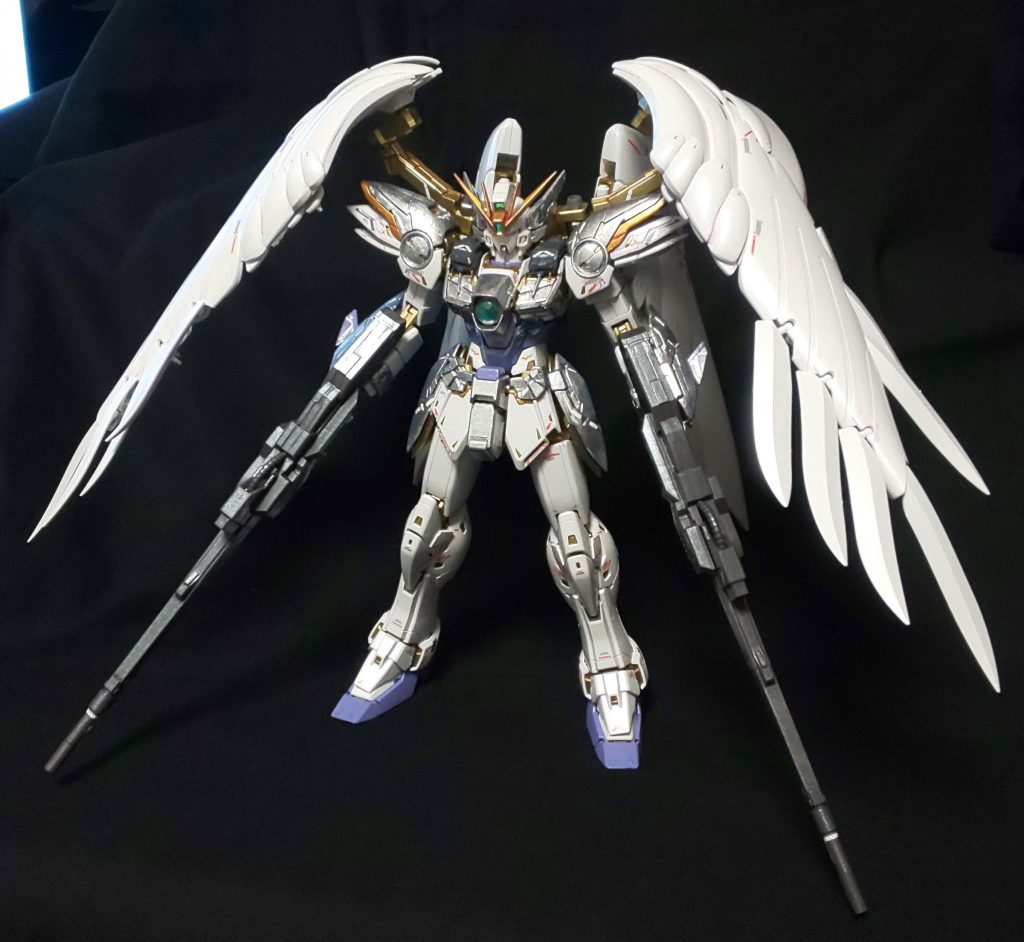 羽が見事な造形で。しかし、撮影はとてもし辛い(;^ω^)白い部分は、成形色にパールコートです。紫でスミイレしてみました。