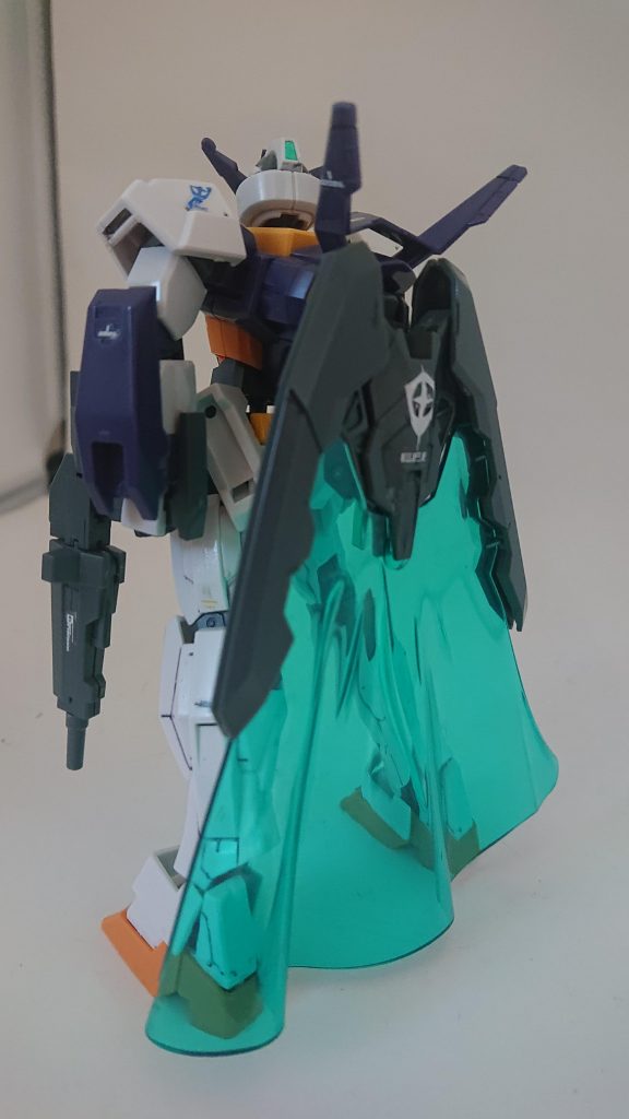 たなびかせるマントはスラスターとして機動性を高めます。