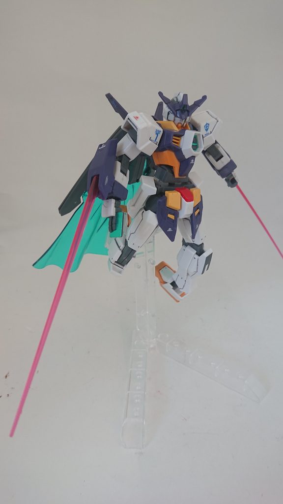 腕から伸びるビームブレイドを装備