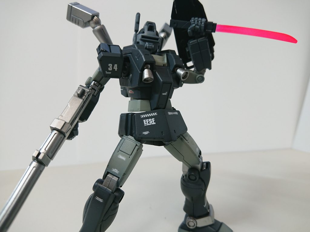 ヒートナイフ本機体独自の装備。ジオン系の技術を応用しており、ビームサーベルほどの出力を必要とせずに高い切断能力を有する。