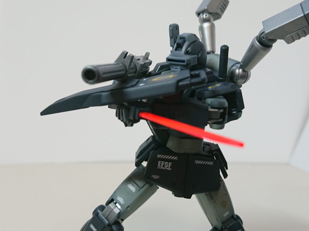 陸戦型ジムと共通のシールドを合わせて装備する。