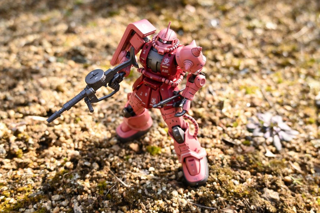 今回は、ディテールアップのために金色の虫ピンみたいな奴を手芸店で購入しまして、それを短く切って差し込みました。ところどころに金色の丸いのがそれです。目は、100均で買ったシールです。