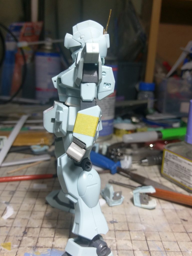 肩アーマーはスラスター部と前後のプレートを切り離し、C面を削り落として再接着しました。