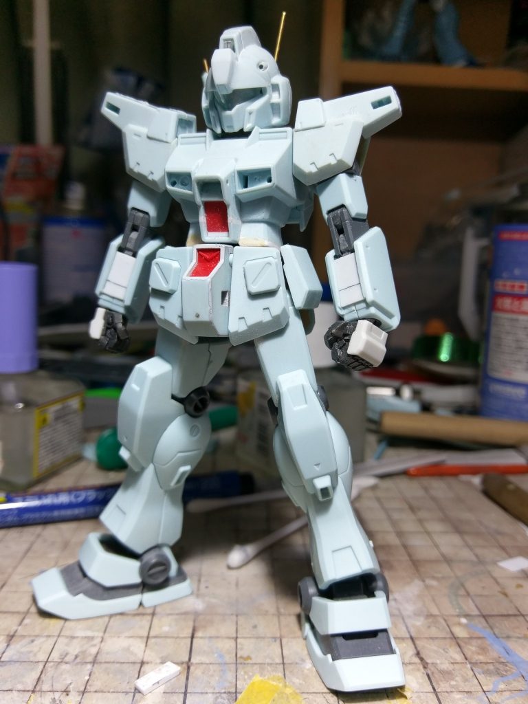 胴体で1ミリ延長し、頭部及びビーム・サーベルのアンテナは真鍮線で作り直しています。前腕はのっぺりしてて物足りなかったのでプラ板で段差を付けました。