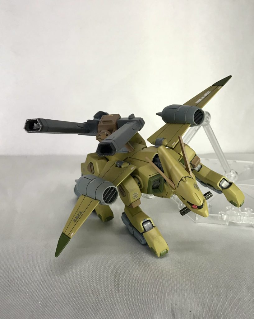 なんかこう、個人的にキャタピラで走行しつつ片脚で蹴り付けて急な方向転換をするってゆうのがカッコ良いと思って撮った一枚です☺️ 劇中、そんな描写ってありましたっけ？？う〜む。。