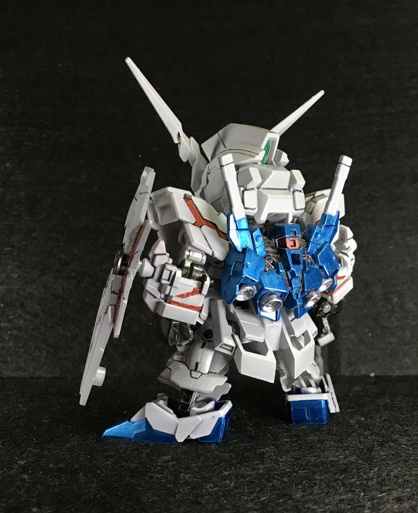 久しぶりの筆での塗装なので、全然下手くそですね😅しかし、筆塗りをしている最中に、なんだか子供の頃に無心でガンダムマーカーで塗装していたあの頃を思い出して懐かしい気持ちになりました笑エアブラシだったらこんなにムラは出なかっただろうけど、こんなにノスタルジーな気持ちを味わう事はなかったかもしれません😌とても楽しい制作時間でした✨