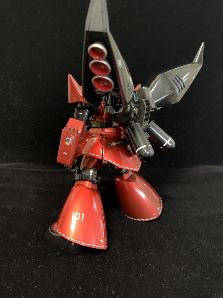 ビームガトリングはシステムウェポンキットのものを、バックラーシールドはHGUC量産型ゲルググのものを使用、ハンドパーツはアナハイム製という事で角型にしてみました。