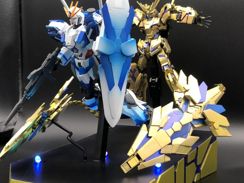 ナラティブもフェネクスも、サイコフレームから光が溢れている感じにすべく装甲パーツにグラデ塗装を実施。フェネクスについては簡易的ななんちゃって偏光塗料を用意して吹き付け。ナラティブと同じく、光の加減でやや紫っぽくも光る。