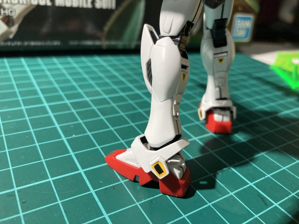 近未来流線形ボディの最たる部分である脚部。各所に点在する三角形のマーキングの塗分もさることながら、実はくるぶし部分の黄・黒塗分がシールも無ければモールドすら無い超鬼門。説明書の作例は黒部分も綺麗な六角形で塗り分けられてましたが今の僕にはこれが精一杯。いっその事ヤスリで平面にして白一色にしてやろうかとも思いましたが、拙いながらも塗り分けチャレンジしてみて良かったと思います。
