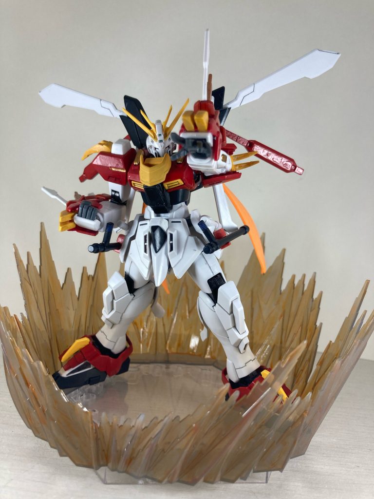 チャージしたエネルギーを完全解放したフルブレイジングモード。バックパック、脚部及び腕部装甲の展開。マスクを外した本来の姿。戦闘はクローと背面の特殊装備で行う。