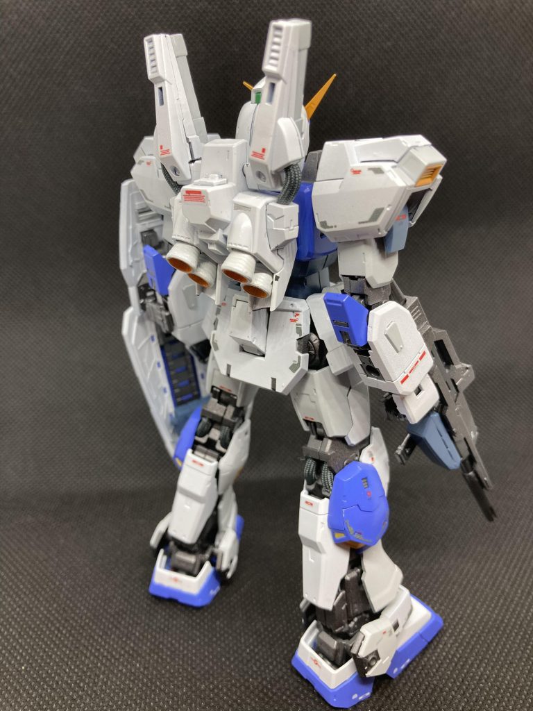 バックパックを白で塗ることには躊躇がありましたが、やってみたら意外と似合ってる?バーニアもアレックスと同じよう配色にしました。