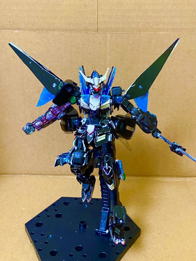 エネルギー解放モード機体内部やコンデンサー内の粒子を放出するためのモード主にトランザム時に使われるこのモードから下記のトランザムウイング展開姿に移行する。