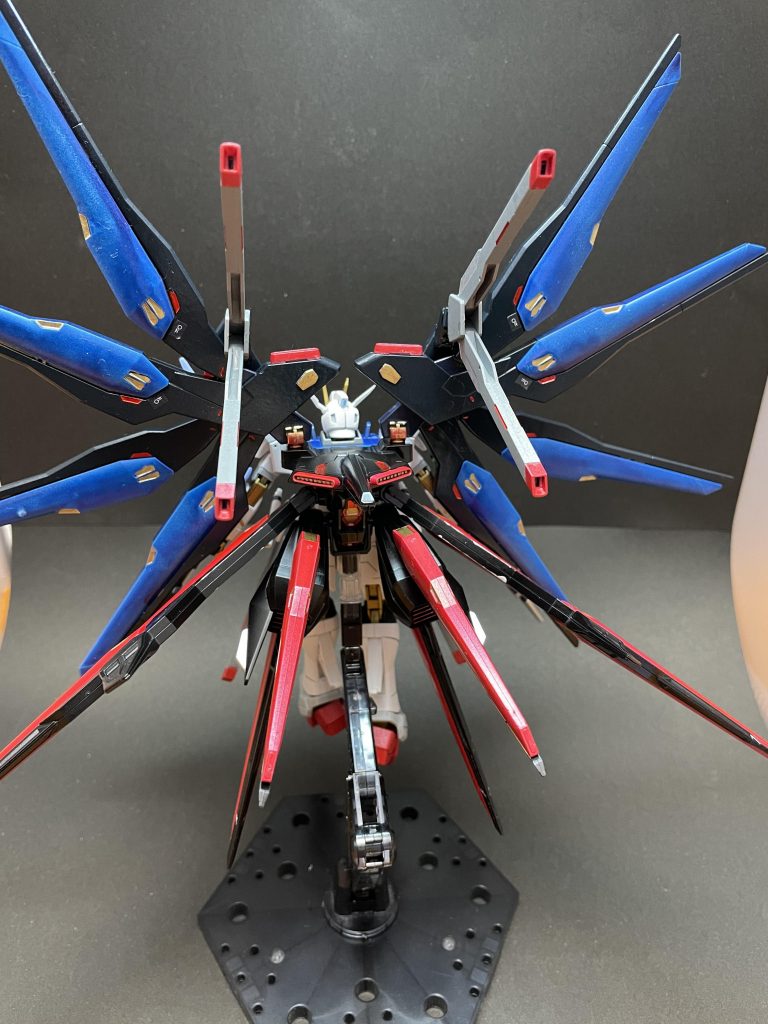 レール砲はフレキシブルアームで背面に逃すことも可能