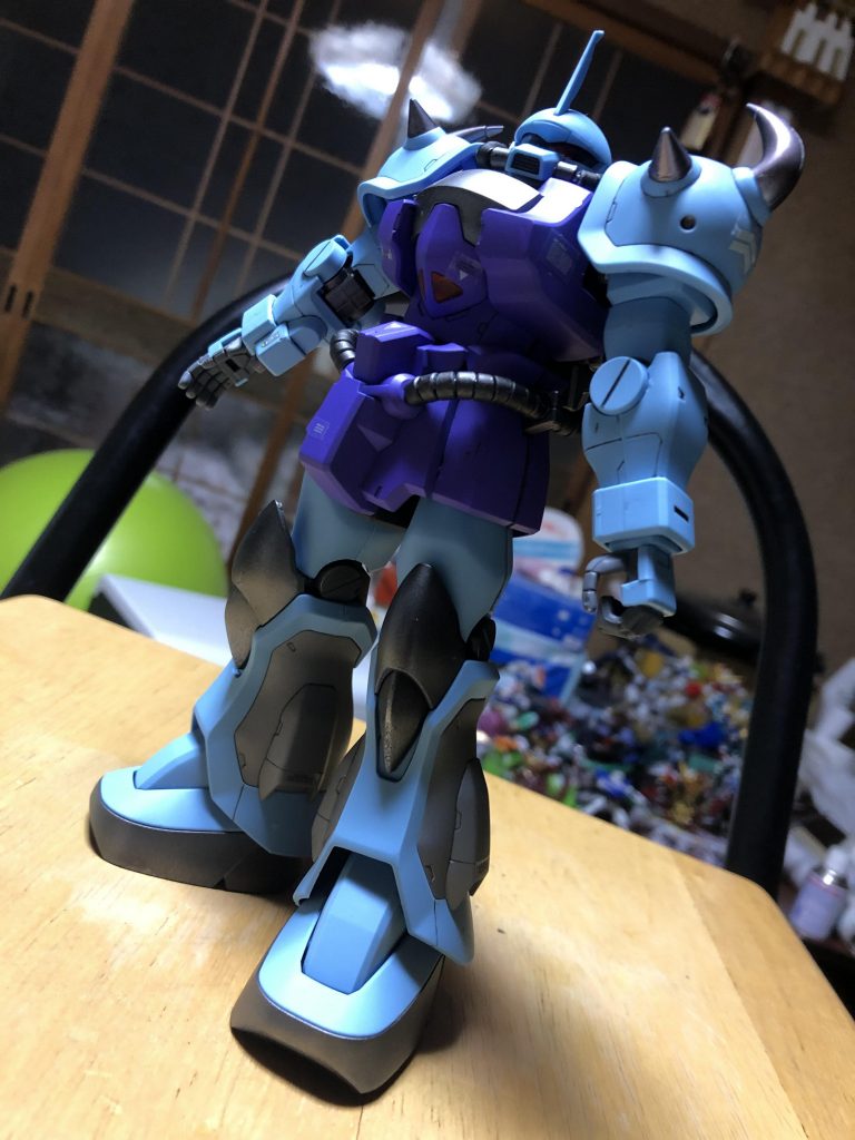 ロールアウト。頑張った甲斐あって良い感じです。地味に塗り分けた肩スパイク、蛇腹チューブ、くるぶしの装甲など、思ったようなバランスにできました。