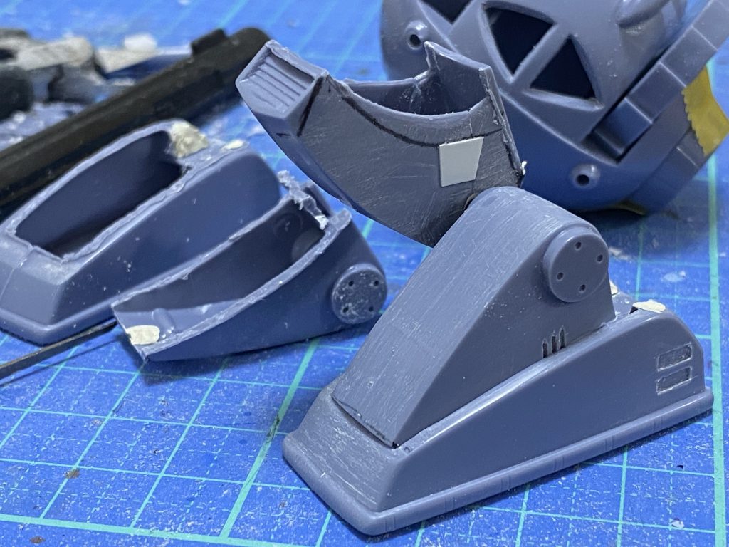 ②腰部・一度切り離して形状を整えます。写真は大きすぎるお尻?部分を切って小さくしている最中です。このあと前側のダクト状の部分も切り飛ばして作り直します。・胴体との接続はダブルボールジョイントを使用しました。全方向へのひねり可動ができます。③脚部・腰部との接続はボールジョイントに置き換えました。・脚部上半分が前後に長過ぎて設定画の雰囲気と異なるので、切り離して詰めています。・後部のバーニアは市販パーツを使用してディテールアップ。旧キットらしさを損なわないよう控えめに。