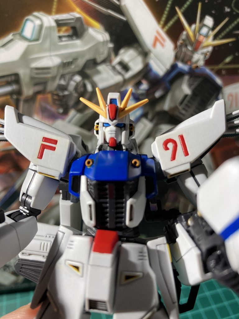 カメラアイは実は意外と珍しい青。付属のホイルシールが緑系だったのであれれ？僕の記憶違い？かと思いましたが箱絵は青だったので安心して青で塗装。しかしカメラアイ部分が分割されていないタイプの塗装がほぼ初めての経験でして、非常に神経尖らせました。