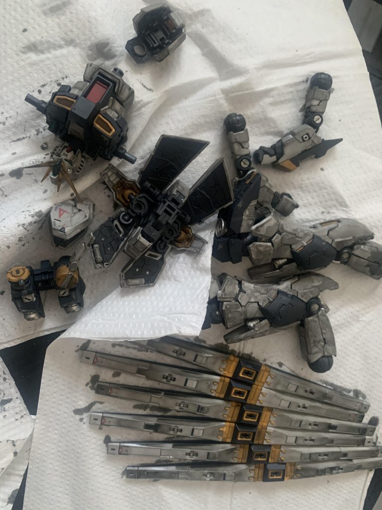 ラッカー系のつや消しクリアーのスプレーをぶっかけてから、かなり薄めた水性ホビーカラーのダークグレーを塗りたくって…