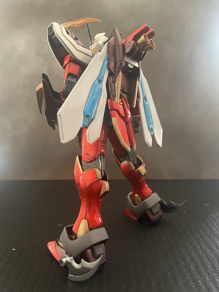 大腿部や肩などをパテでボリュームアップしメインカラーをプレミアムレッドに。アイスラッガーを頭頂部、両肩、両肩足に装備。傷を付けてウェザリングとしました。