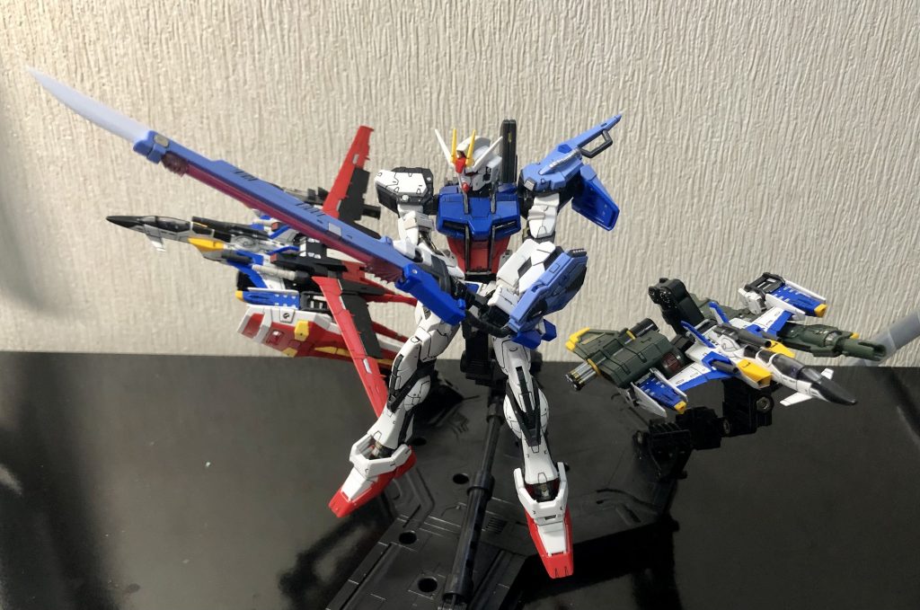 ソードストライクソードの侍従を肘で支えきれずに、どこか素人みたいな構え方にw