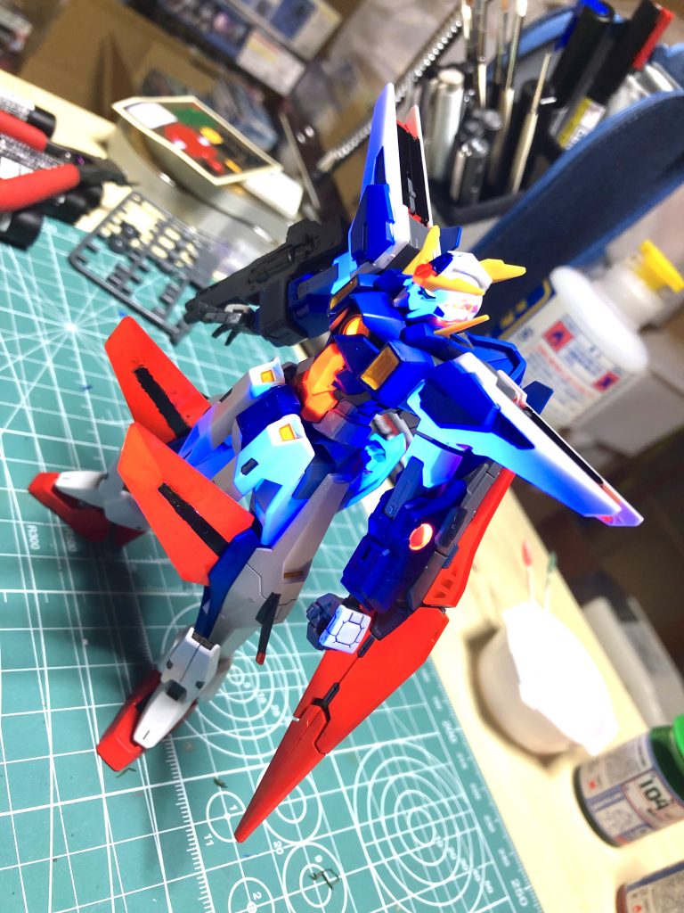 蛍光塗料もしっかり光りますが、GNドライブの部分が影になるとちょっとイマイチですね…土台じゃなくてクリアレンズを塗ったほうが良いのでしょうか…^_^;