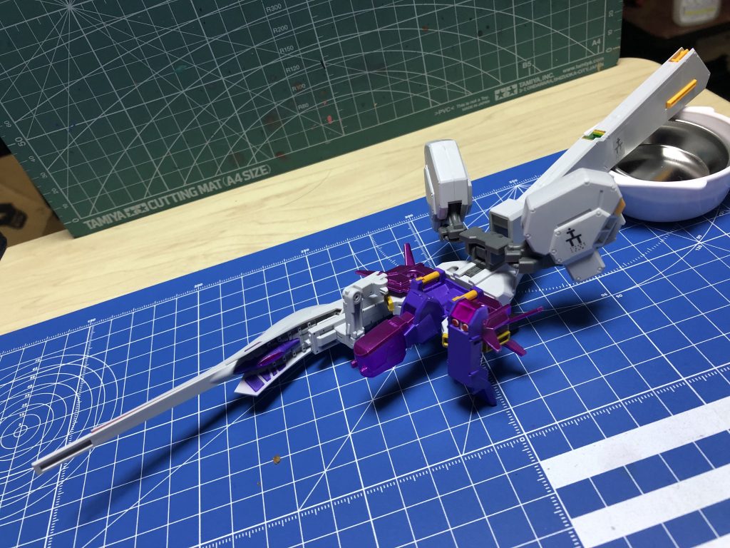 組み上げ。どうなることかと思いましたが、意外と良いのでは…?ちょっとどこかで見たような色になったのはアレですが…これを見て気に入ったハマーン様が自機のカラーリングに採用した…ということにしておきましょうそうしましょうw