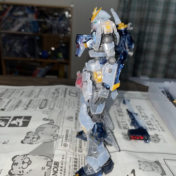 RGνガンダム   クリアカラー(外装着け完了)外装着け前はこちら➡️           https://gumpla.jp/story/909775個人用の折りたたみ型机、椅子を購入したので、外装まで組み上げれました。後は目立つ箇所のヤスリがけ、デカール貼りをしたら完成の予定です（2枚目）