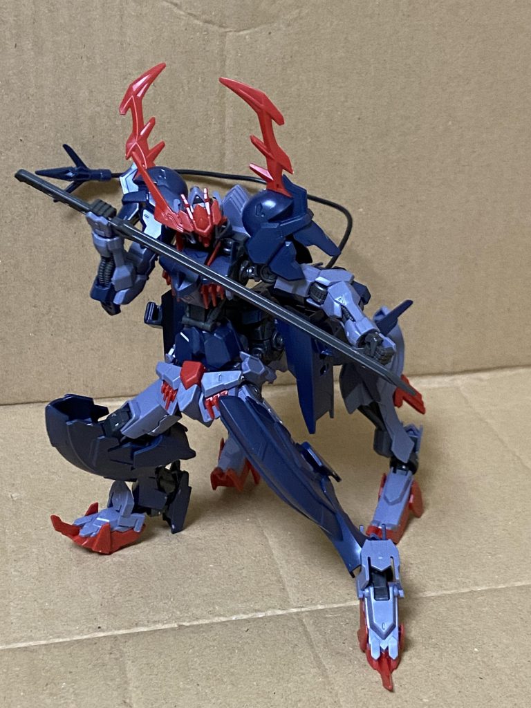 せっかくなので太刀を持たせてみました私の趣味で逆手持ちです。