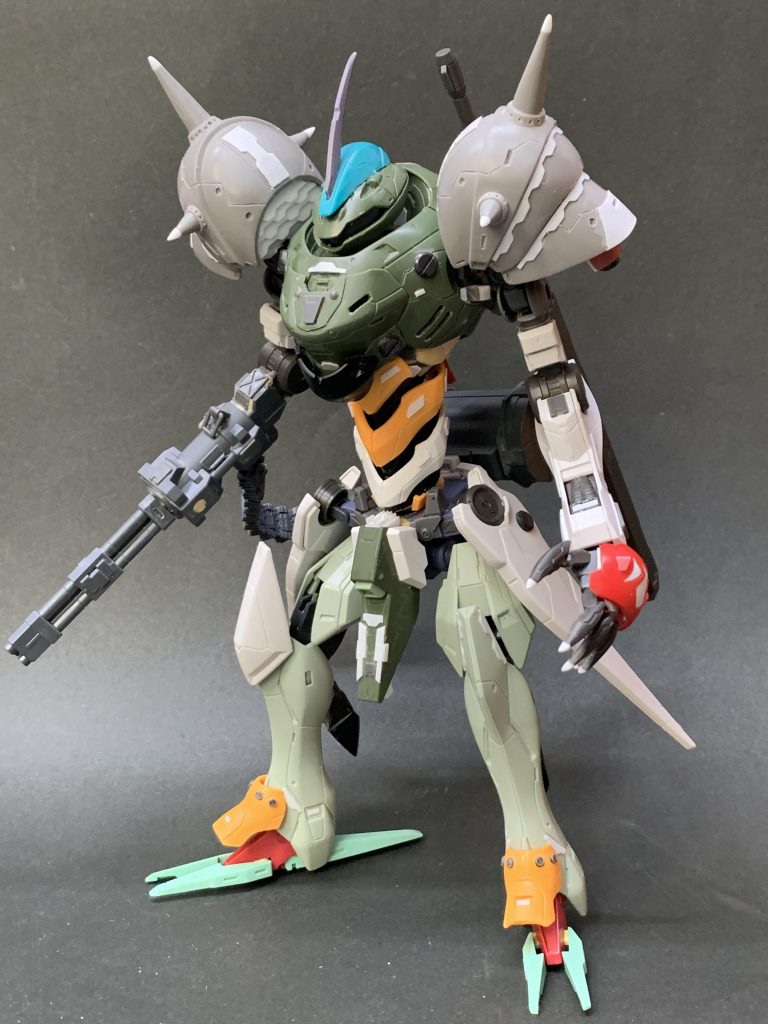 世紀末感が出てきましたね。プラ板、スジボリ頑張りました。爪やスパイクをプラ板で尖らせました。