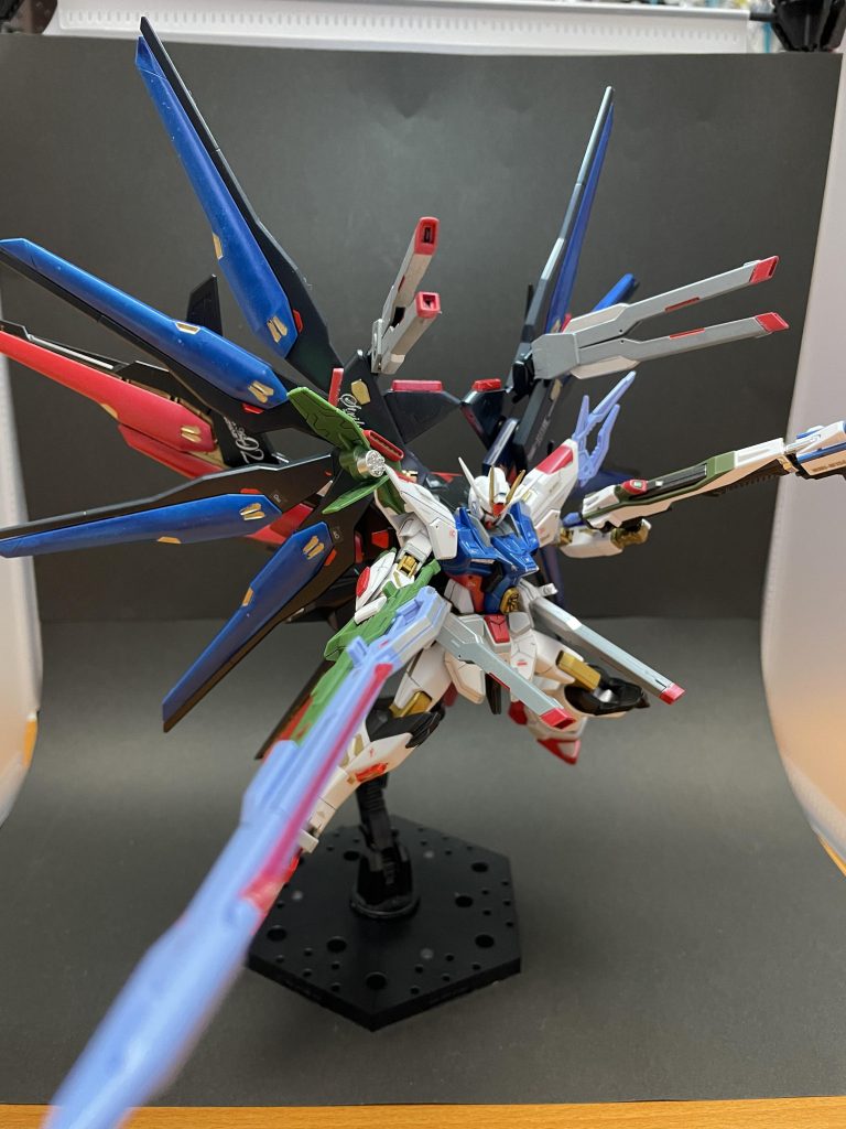 分かりづらいですが、ストフリ8枚羽に加えて、赤ドラグーンの羽も展開し10枚羽のスーパーハイマットモードに