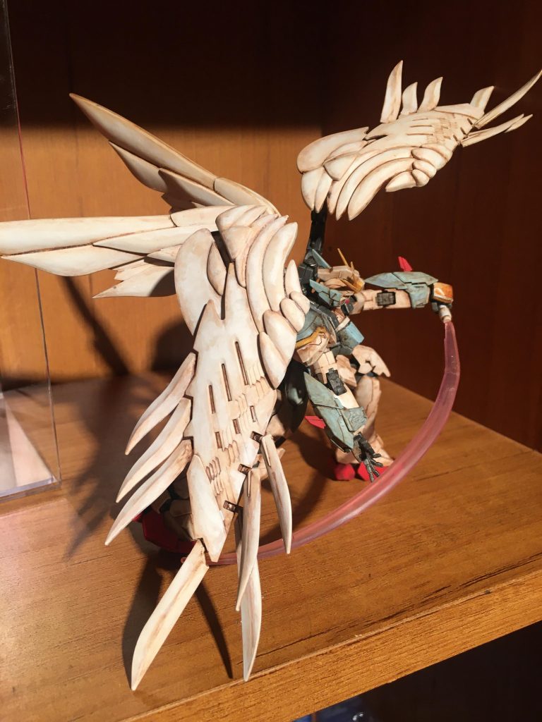 羽根に躍動感をつけたくて考えていたらこのポージングのイメージが浮かんだので