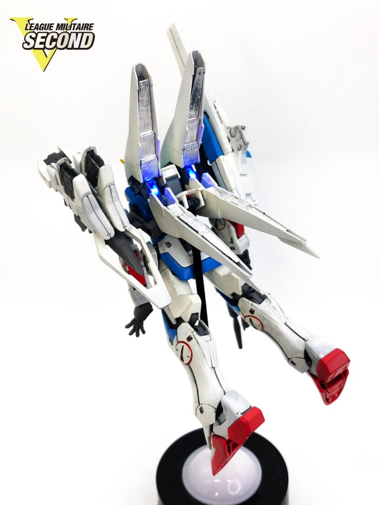 ミノフスキードライヴに電飾を施したバックパックも制作しました。