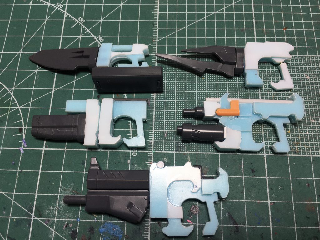 今回の見どころであるHGBCチェンジリングライフルの換装用パーツを活かしたオリジナル武装5種は、前述の通り食パンのクリップを使って製作しています。 上段左のクロスレンジブレイドはHGBCボールデンアームアームズ付属の装甲板も付けています。グリップが2か所あり、GNソード風の持ち方も普通の剣のような持ち方もできます。 中段右のカービンショットは、本来の組み方とは逆に砲身を下、センサーロッドを上にしています。 形状出しとヤスリ掛け完了後には半円形のランナーやプラ材を表面に貼りディテール追加。 下記にあります、ヒイロさんのバッククロージャーハンドガンの記事をヒントにしています。こちらでは比較的食パンのクリップとは一目で分かりづらい感じですが、僕の方はもう少しクリップと分かり易くしています。https://gumpla.jp/hg/155620