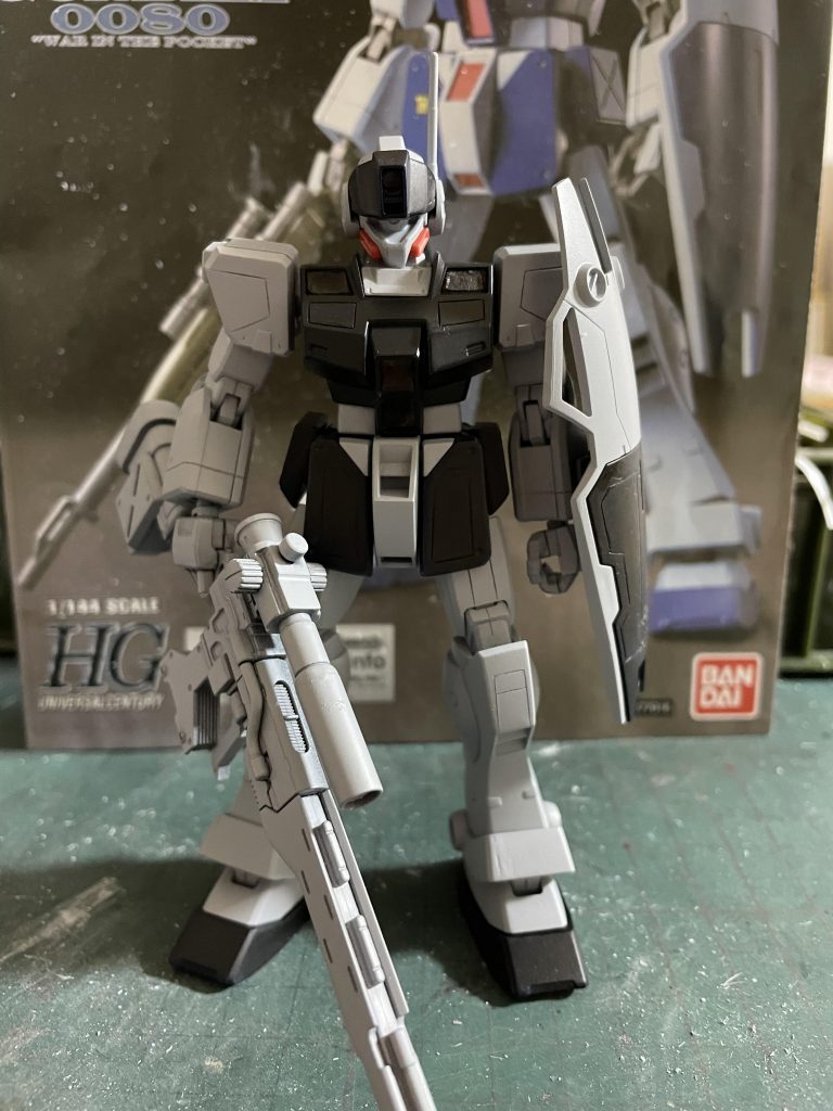 今回は二色に塗り分けをする事にしていたのでサフも二色に分けて充電式のエアブラシで吹いてみました。下準備が不十分な為、サフも微妙です💦