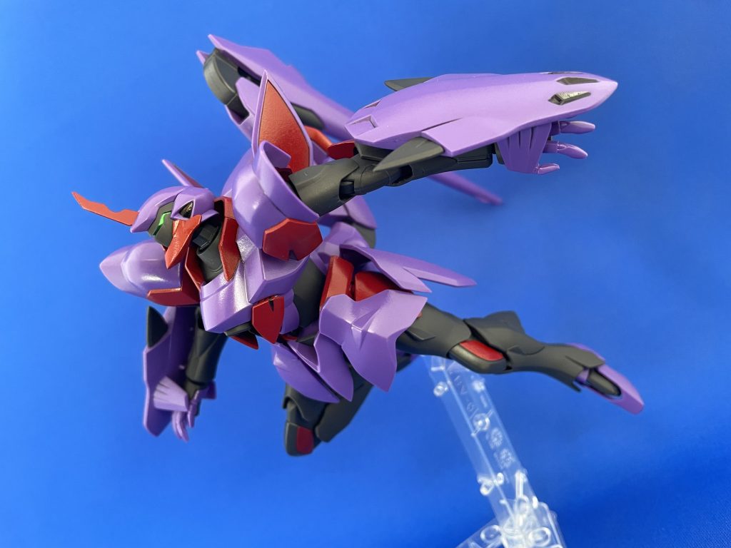 イメージ的には、ゼダスR同様、Xラウンダー向けに内部性能を向上させたドラドの上位機という設定。赤の塗り分けはシタデル筆塗り。加えて紫と赤の部分を光沢仕上げにしてその他を艶消しにする事で、ヴェイガン機の艶めく装甲を表現してます。