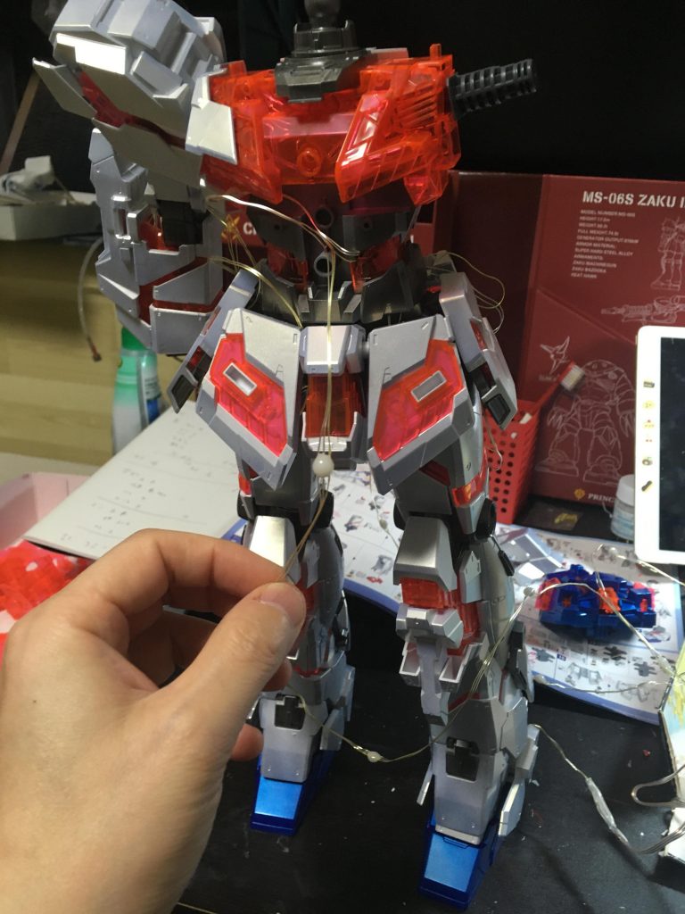 このLEDは直列で並んでいるのと、配線の長さ制約があるので通すルートをチャンと考えましょう。ちなみに足から入って上に行って足に帰るルートでひきました。