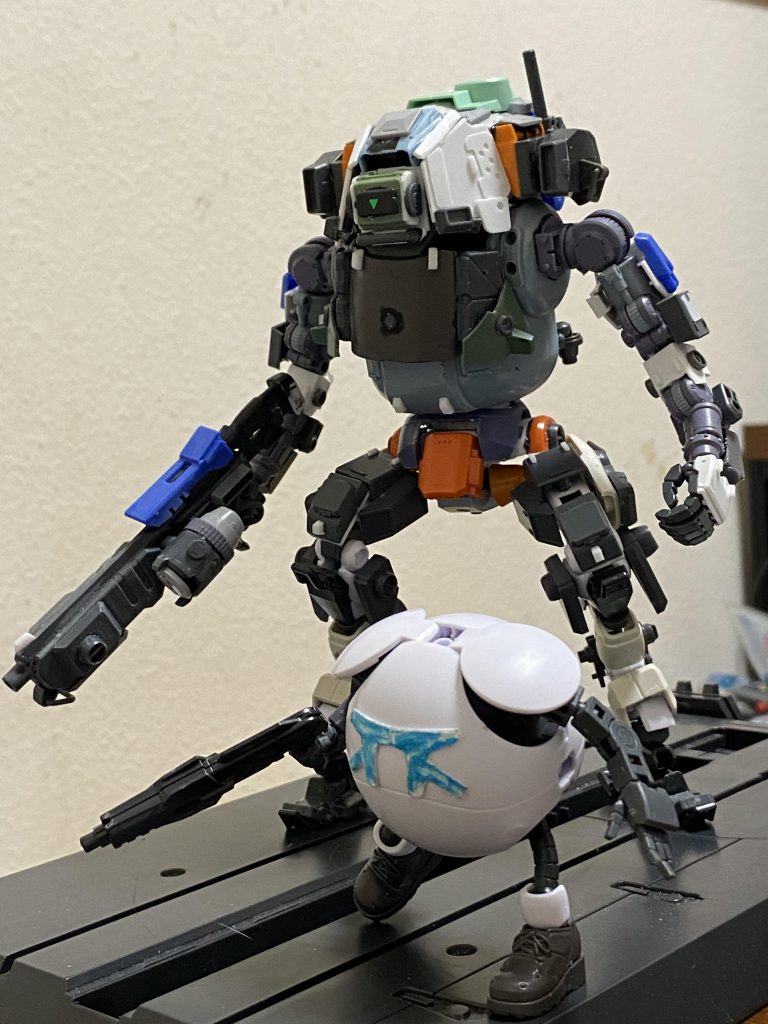 モビル部分はほぼ形に。手付かずだったハロ部分をミキシング うーん、首領パッチ?