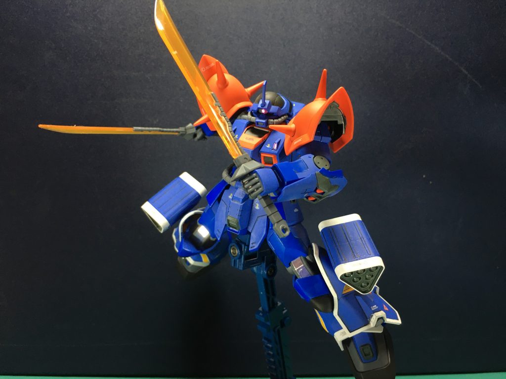 今回は合わせ目消しは無し。前腕と腿の側面、ヒート・ソードの合わせ目は段落ち化して対応。