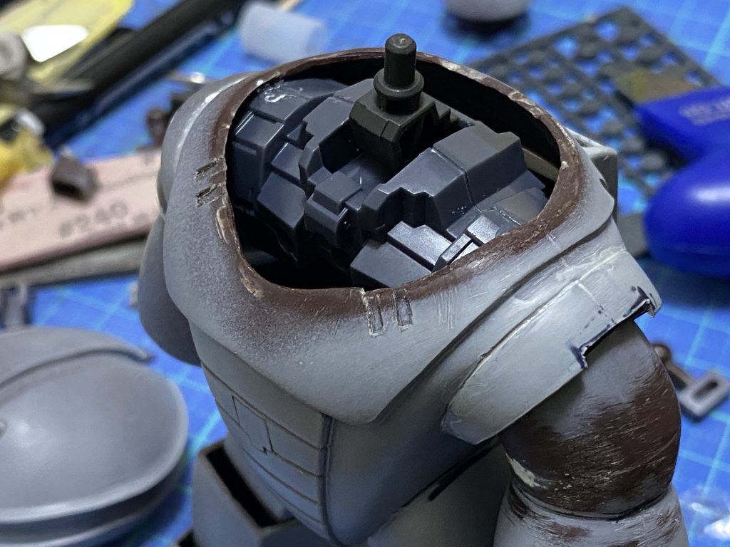 ・胴体と一体化している頭部は切り離しました。4門あるバルカン砲の砲口は市販パーツを使って再現。・30MMの胴体パーツを使い、頭部と腕部の可動に使用しています。