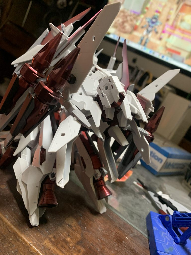 脚ののバーニアは可変式でテルティウムアームズのブースターを装着