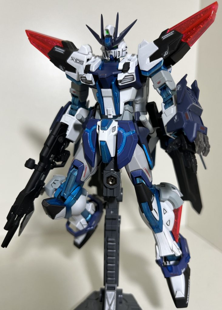 下地はMrカラー1200番グレーサフスプレー缶(本体) 100均缶スプレー銀(蛍光部) ガイアノーツ サーフェイサーEVOブラック(バックパック,ビームライフル)ホワイト部 Mrカラークールホワイト ブラック部 Mrカラー ブラック 紺色 Mrカラー ティターンズブルー 蛍光部 ガイアノーツ 蛍光ブルーその上からMrカラースーパースムースクリア(つや消し)デカールは父が作ったRGビルストから拝借()