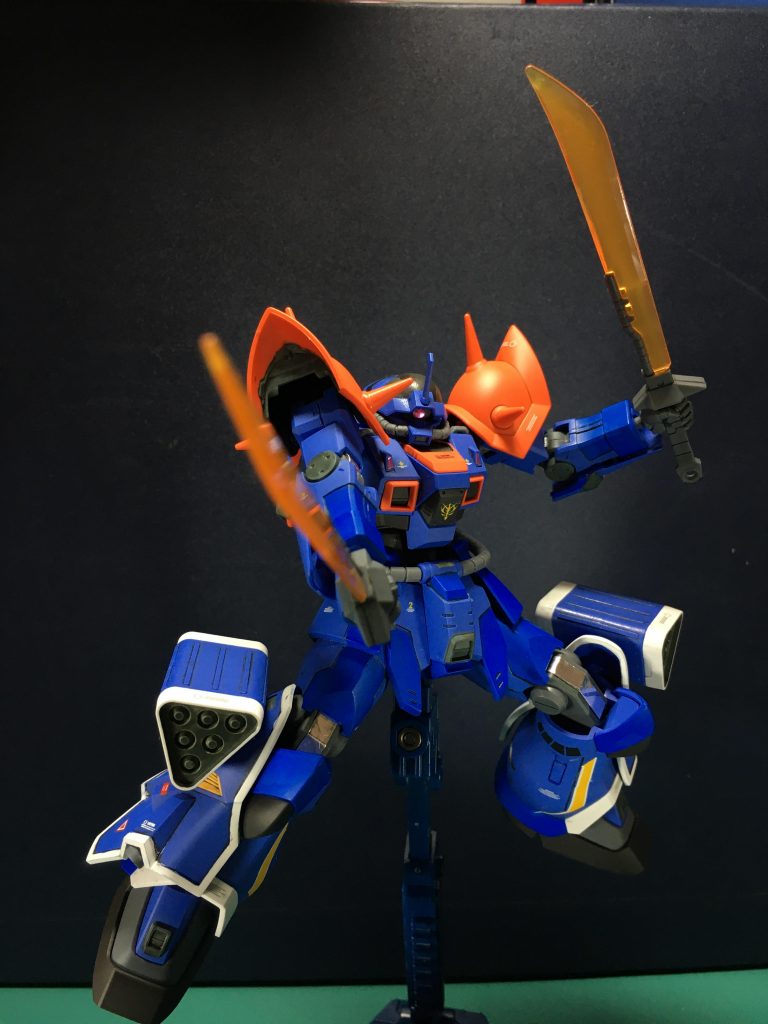 肩関節の機構が引き出しと跳ね上げもできて剣戟ポーズがさえわたります。ちょっとヒート・ソードの刀身が短くて残念かな…