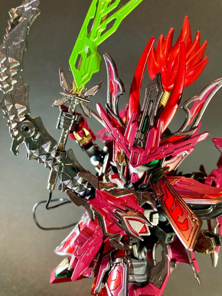 ただしマゴハチはおいそれと新刀を与えた訳でなく、もし万一信長が再び邪悪な力で奮うなら膨大なエネルギー出力を制御できず、持ち主諸共自爆するよう巧妙な仕掛けを組み込んでいる。強大な力を英雄に授ける者の責務として、信長の心臓に枷を嵌めた事になる。信長もそれを承知でこの剣を佩いている。