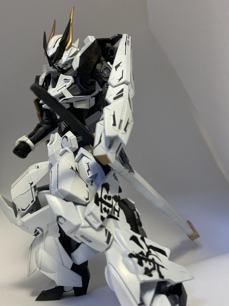 機体名ドウセツ腰に機体程の大きさの太刀